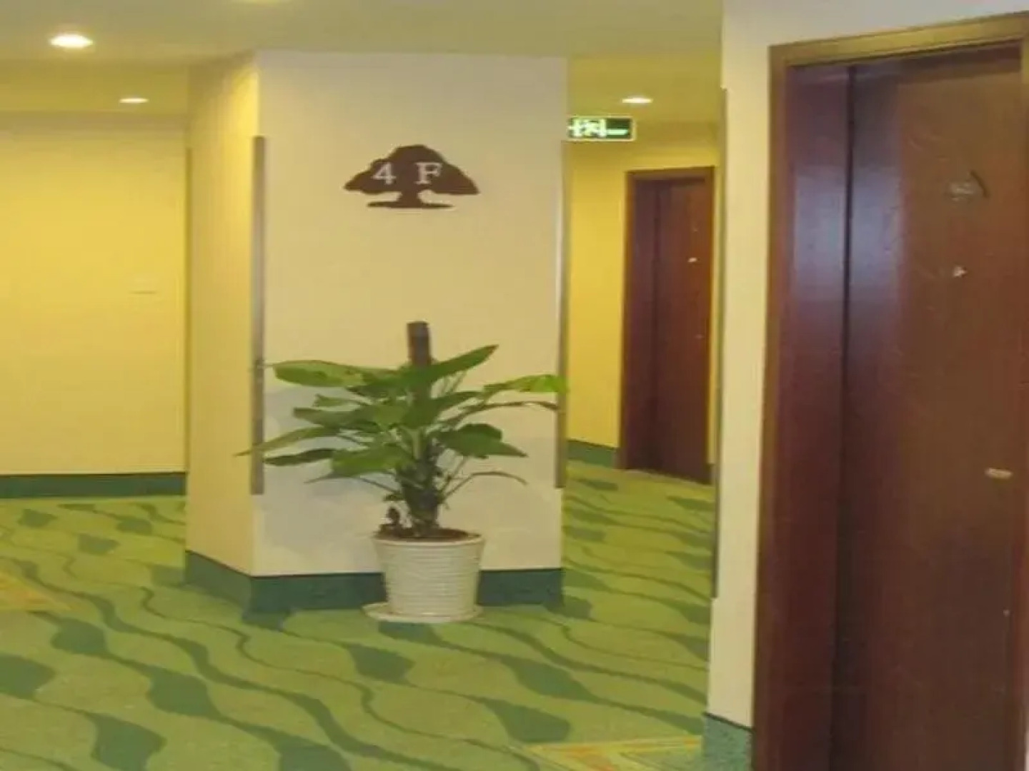 GreenTree Jiangdu Longcheng Express Hotel