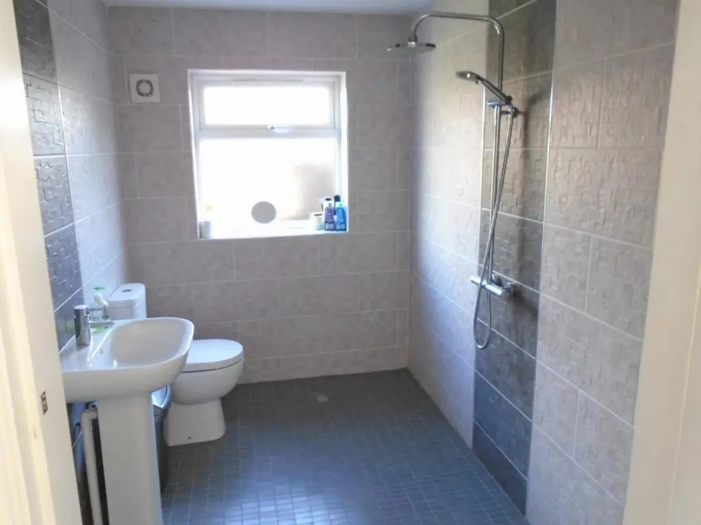 TEA in Liverpool - Private - Quiet - Ground Floor - En-suite - Walk-in-shower