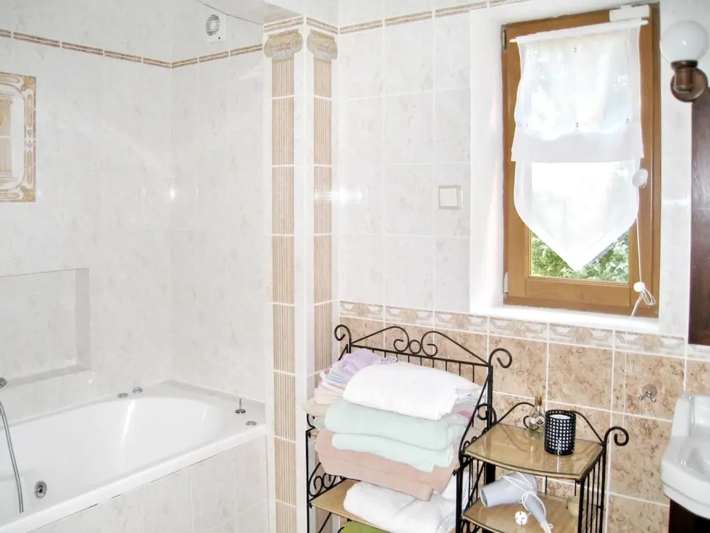 House With 3 Bedrooms in Chéronvilliers, With Enclosed Garden and Wifi