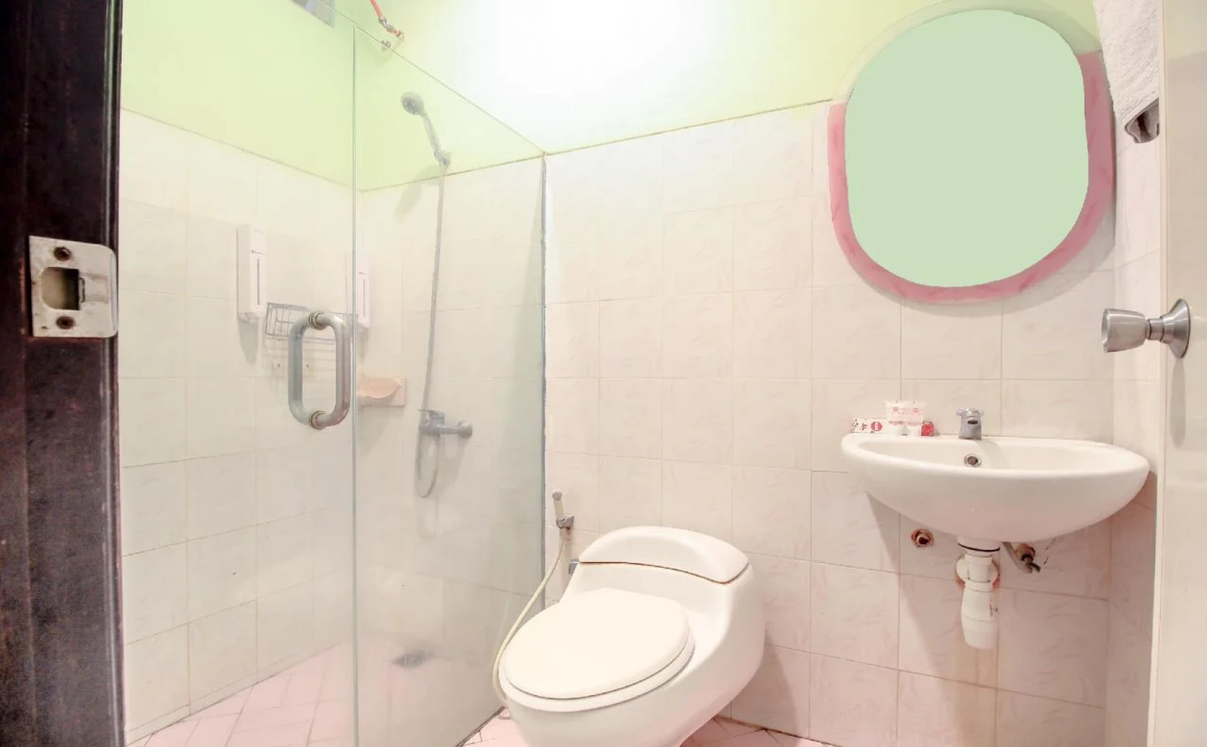 Global Inn Surabaya by RedDoorz