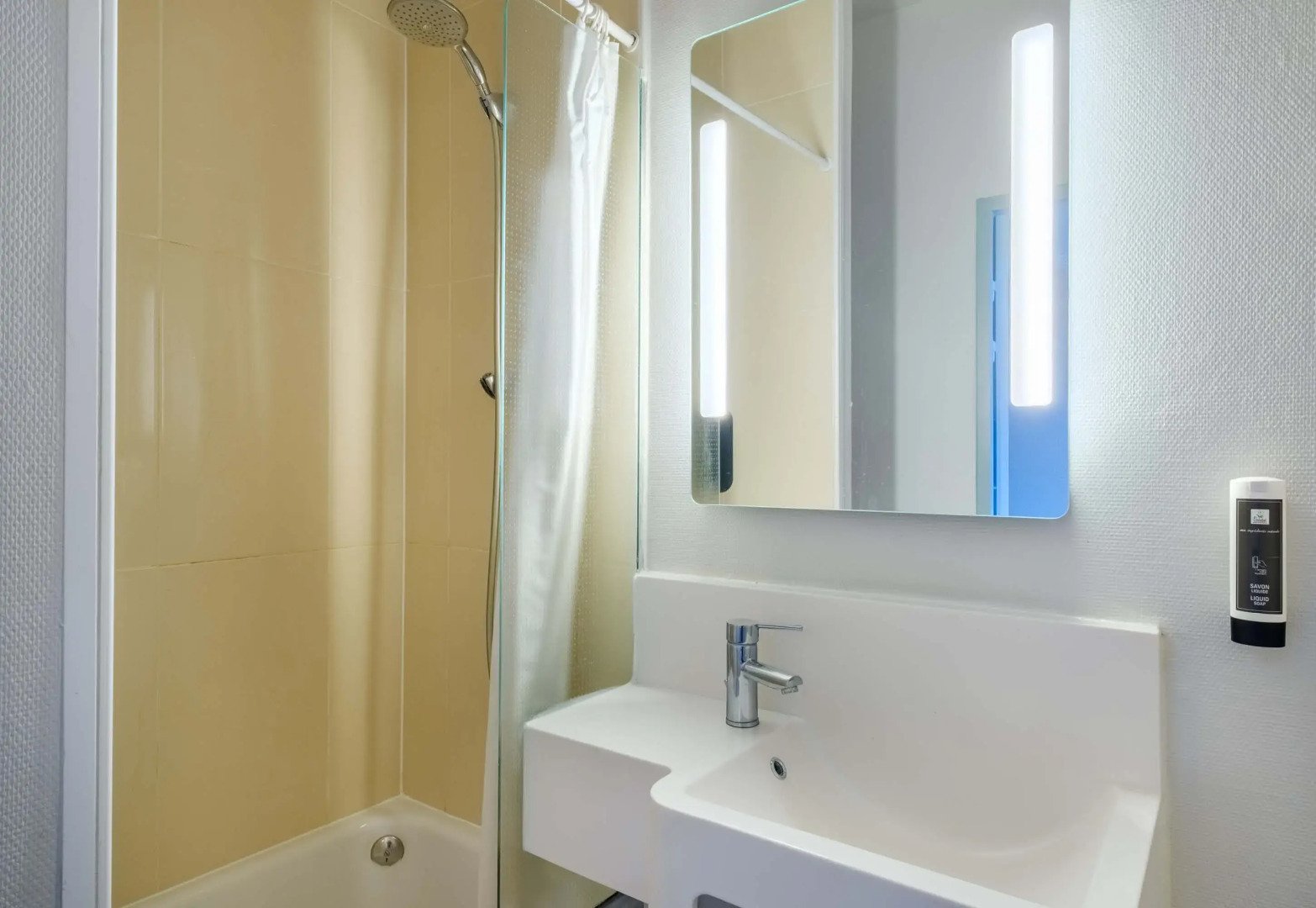 B&B HOTEL Villeneuve-Loubet Village