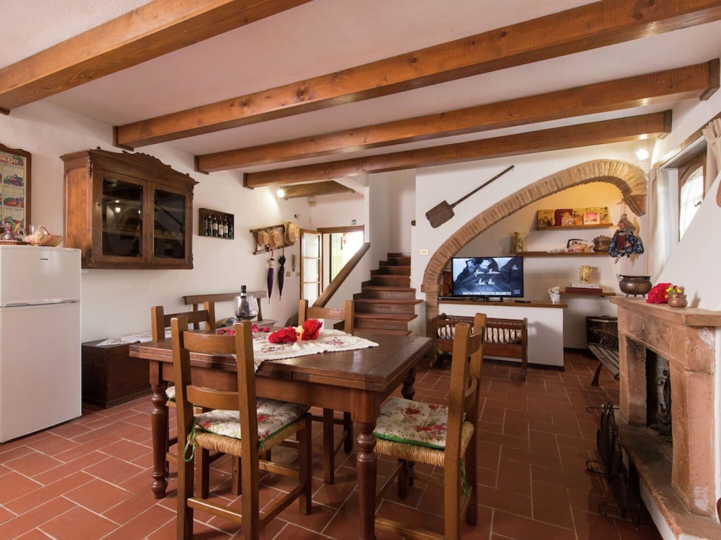 Spacious Villa in Monte San Savino with Swimming Pool