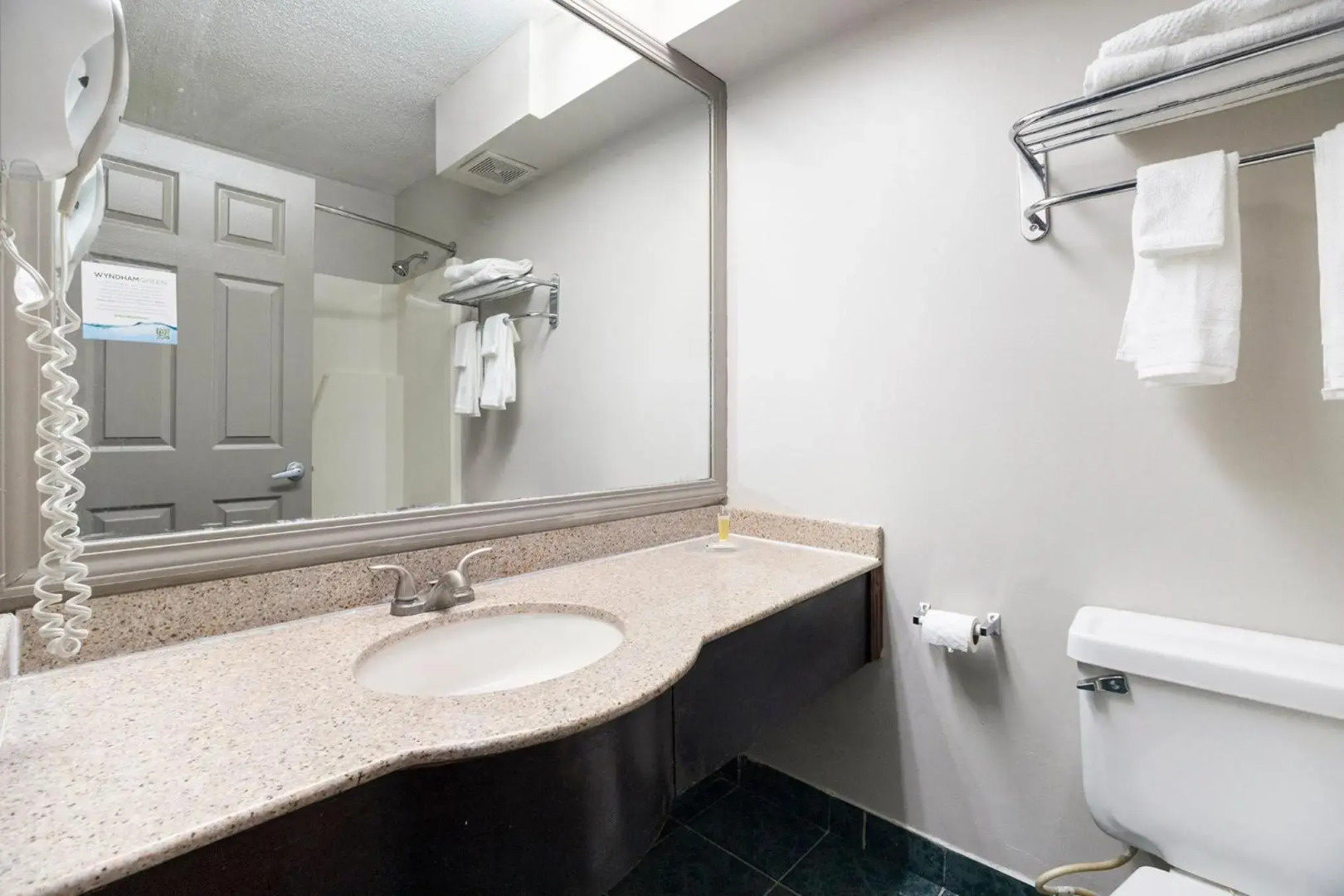 Days Inn & Suites by Wyndham Norton Shores/Muskegon