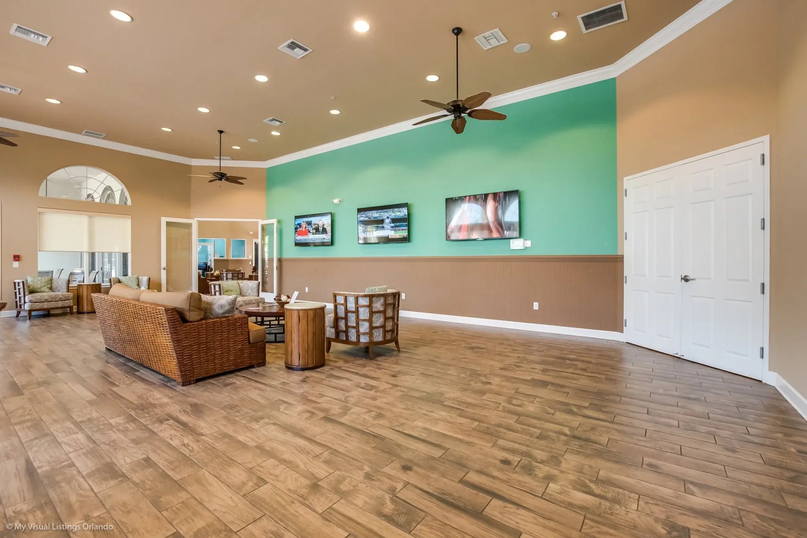 4 bed town home with full size pool Close to Disne