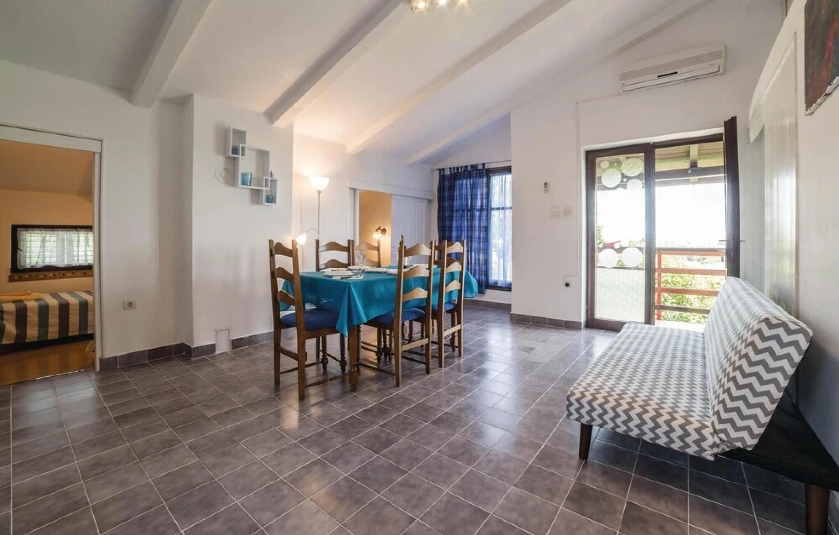 Awesome Home in Tar With Wifi and 3 Bedrooms