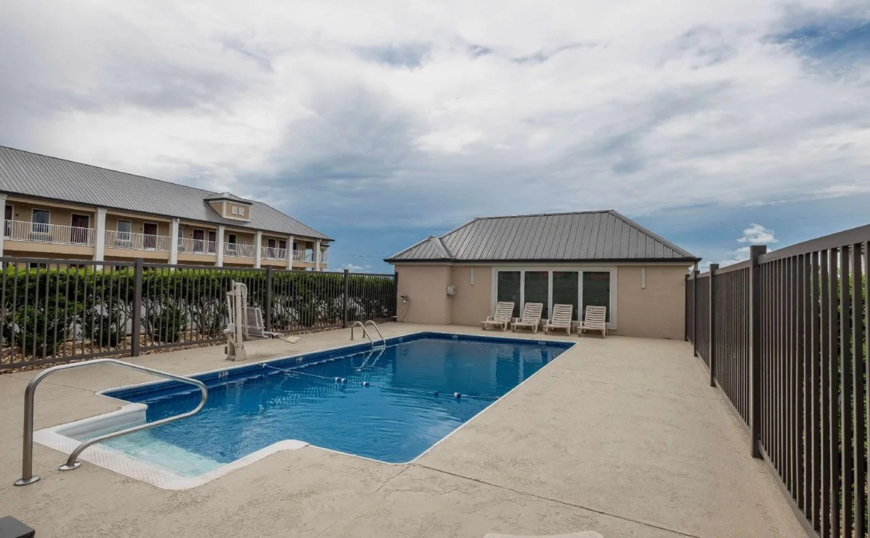 Red Roof Inn & Suites Calhoun