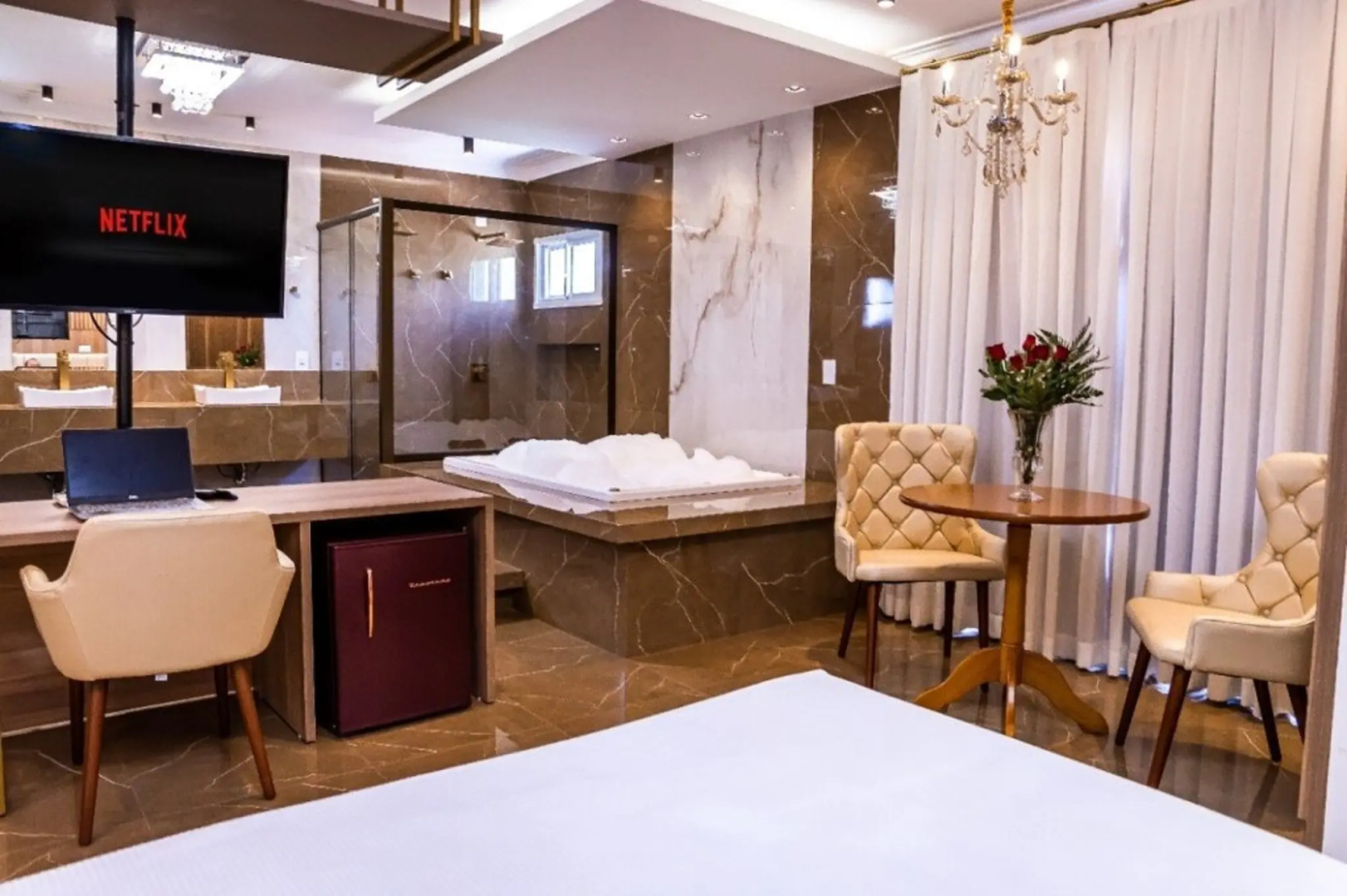 Ellus Hotel