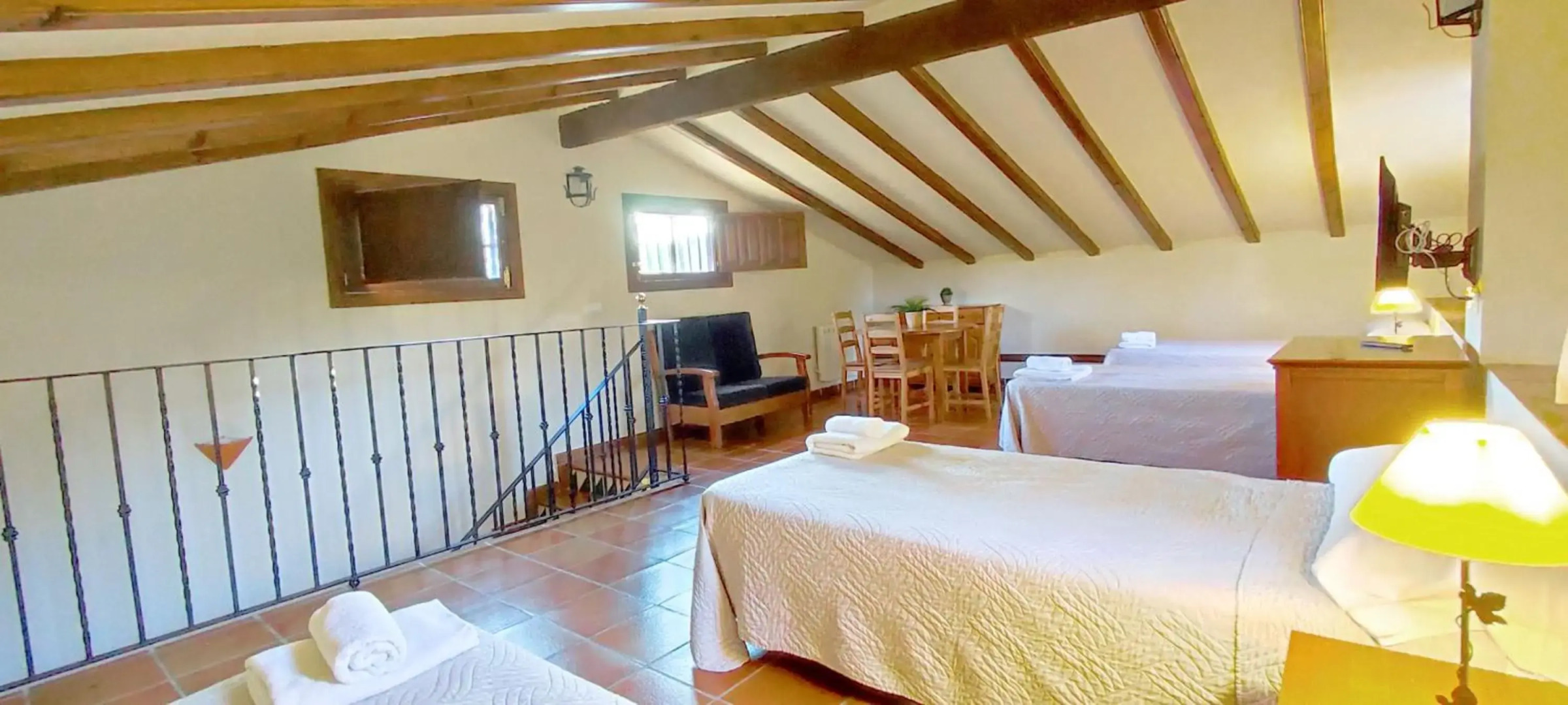 Masía de San Juan Casas Rurales con piscina y vistas a la montaña