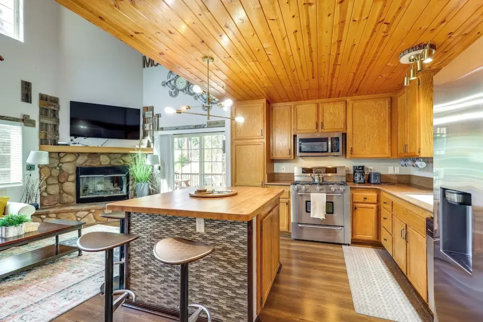 Remodeled Crestline Retreat: Walk to Lake Gregory!
