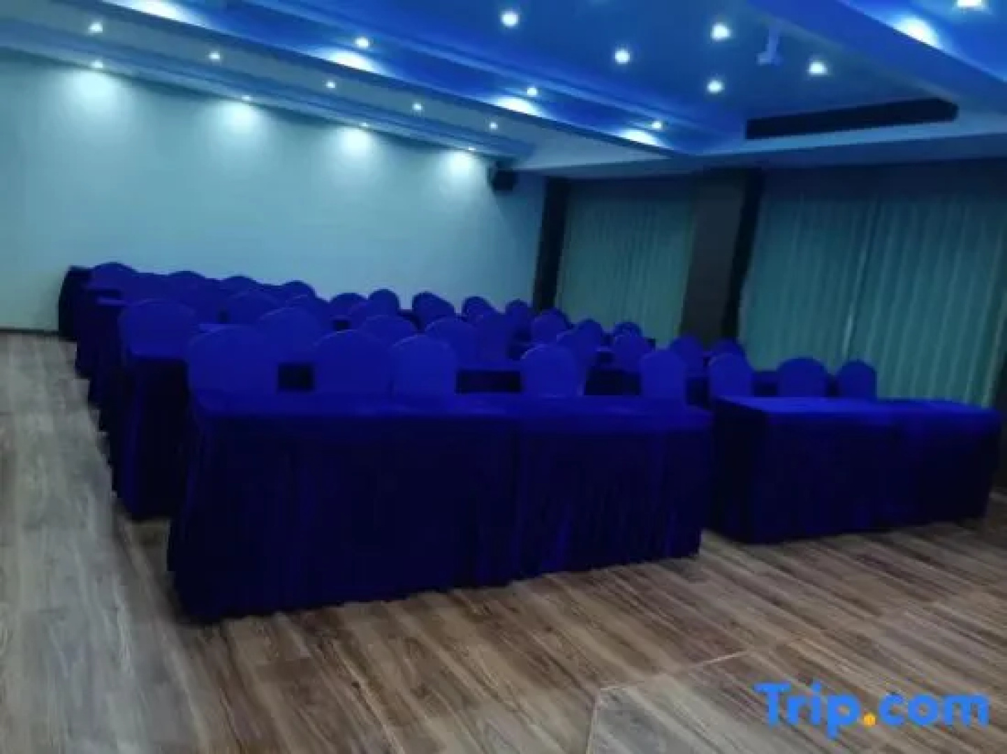Shiwai Taoyuan Eco Hotel
