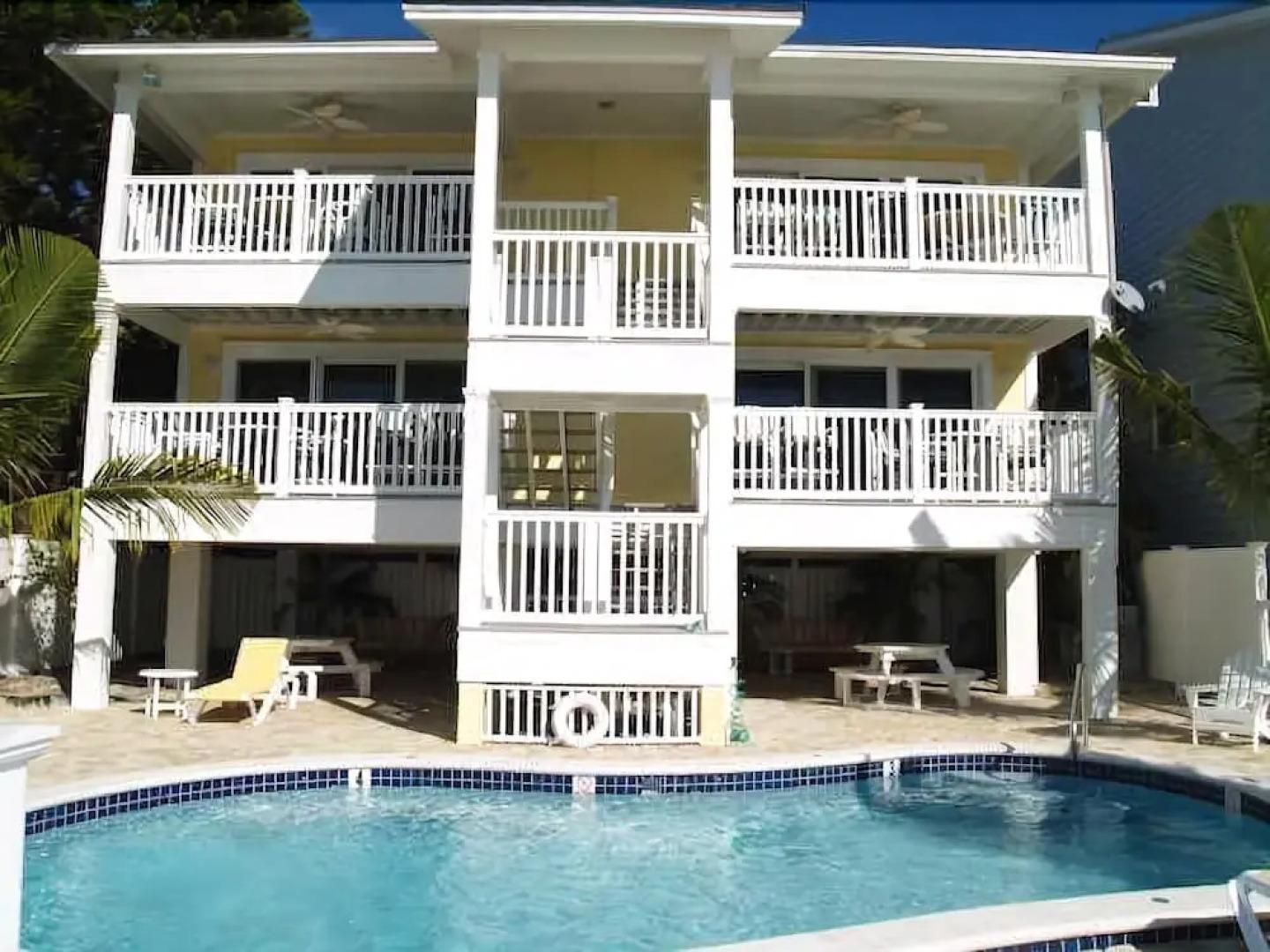 Sunset Villas 4 Awesome Views/2 Balconies/pool/deck/bbq!