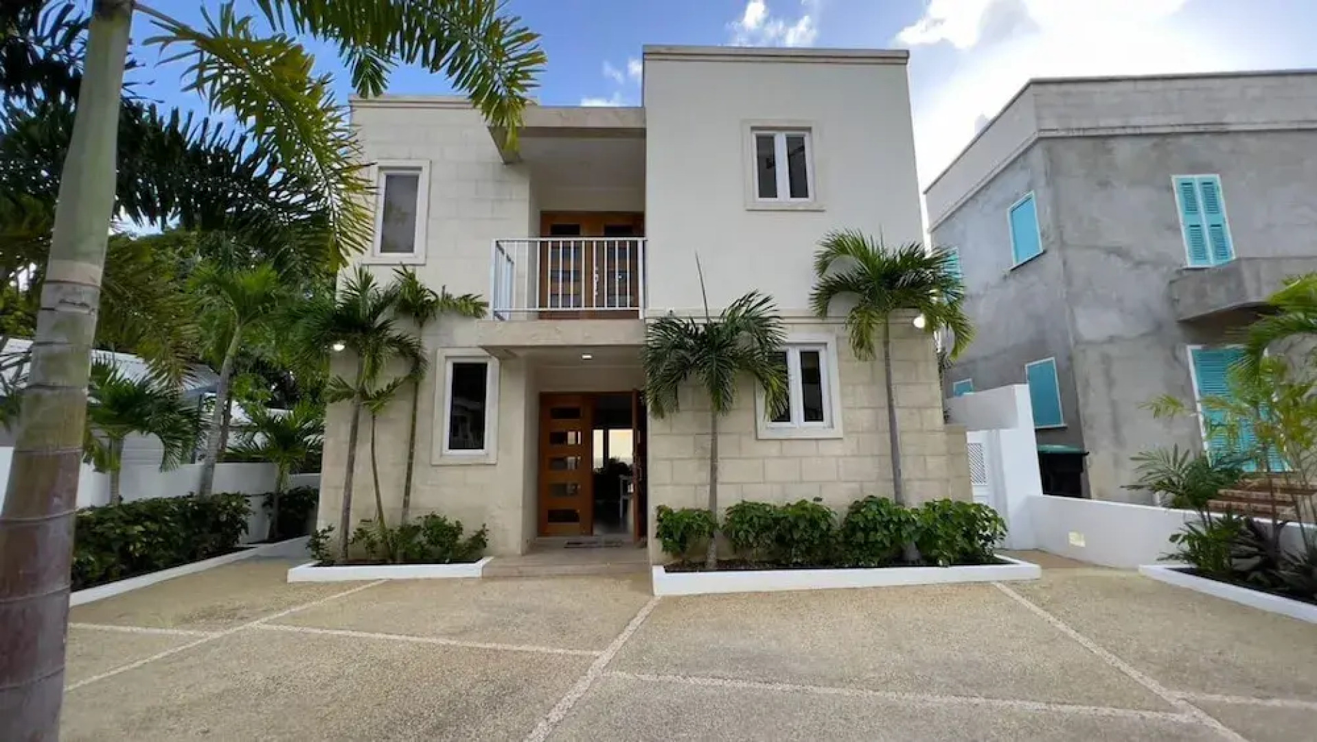 Villa Francoise - 4 Bedroom Beachfront w Pool