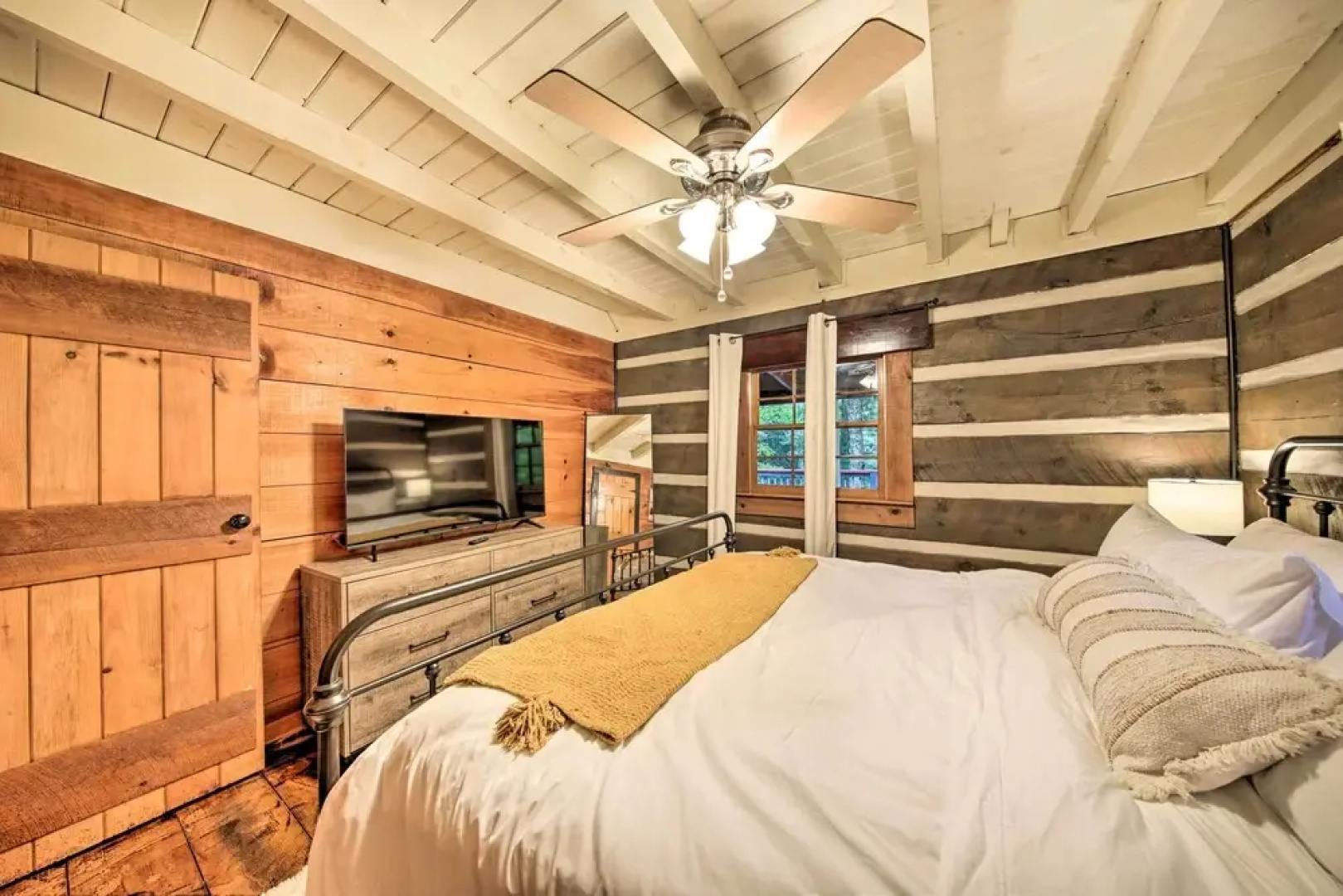Charming Blue Ridge Mountain Cabin w/ Hot Tub