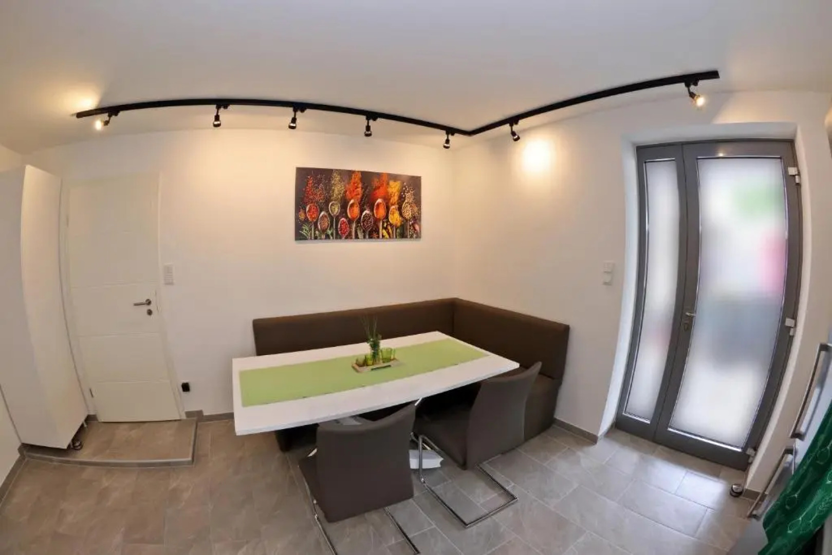 Modern und Neu, TOP Ausstattung mit Kaffeevollautomat, 2x Netflix-TV, Lüftungsanlage, Geschirrspüler