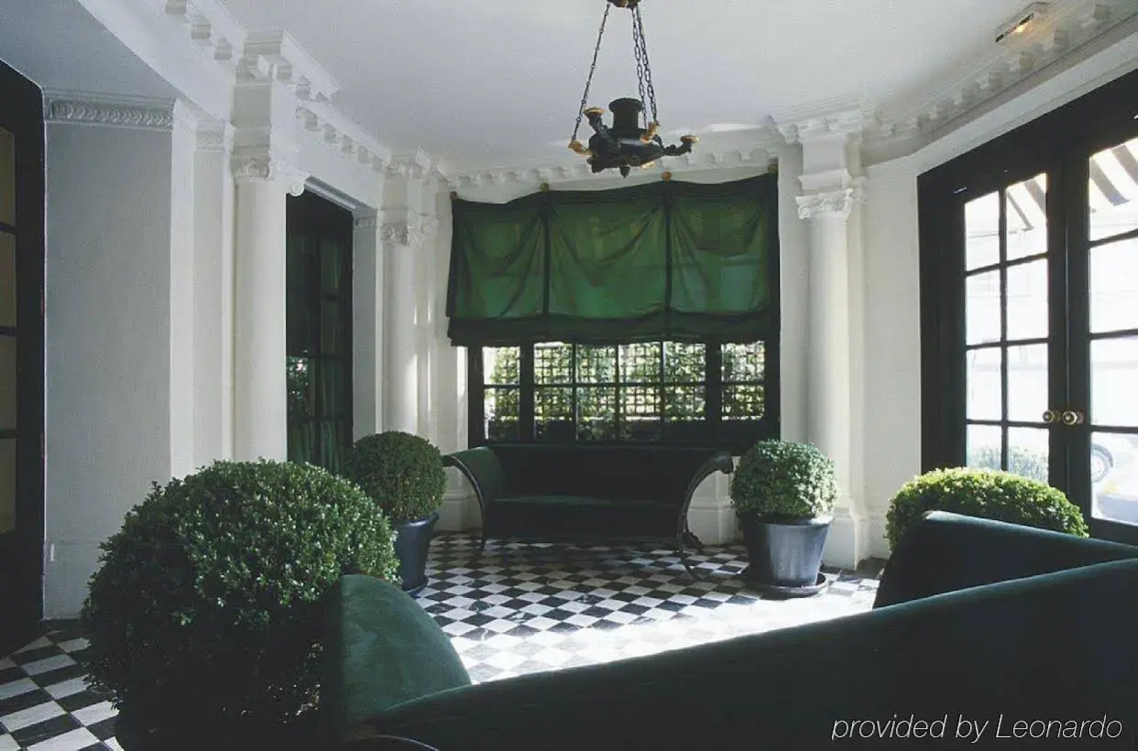 Le Dokhan’s Paris Arc de Triomphe, a Tribute Portfolio Hotel