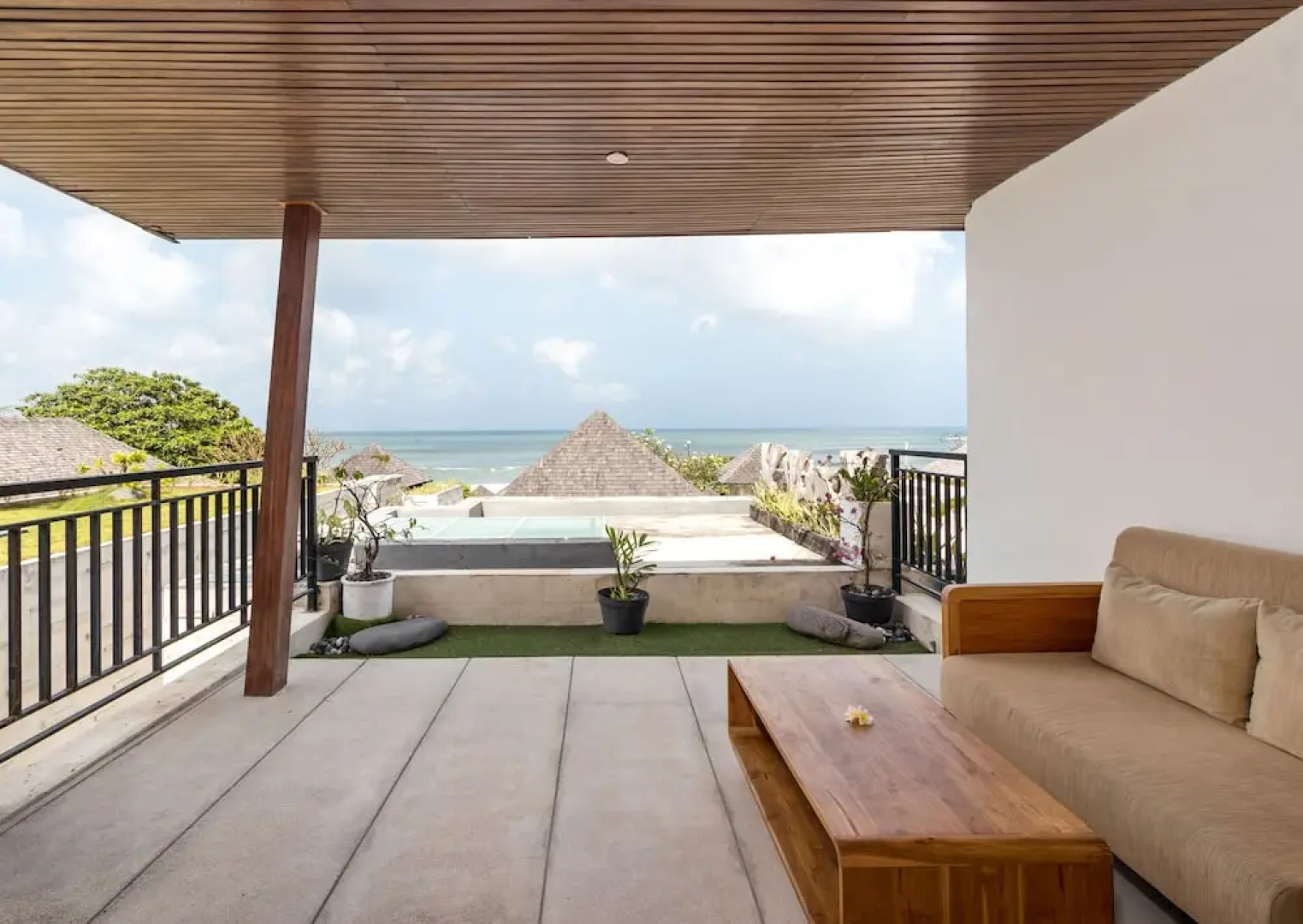 Wonderful Oceanfront 3 Br Villa in Seminyak