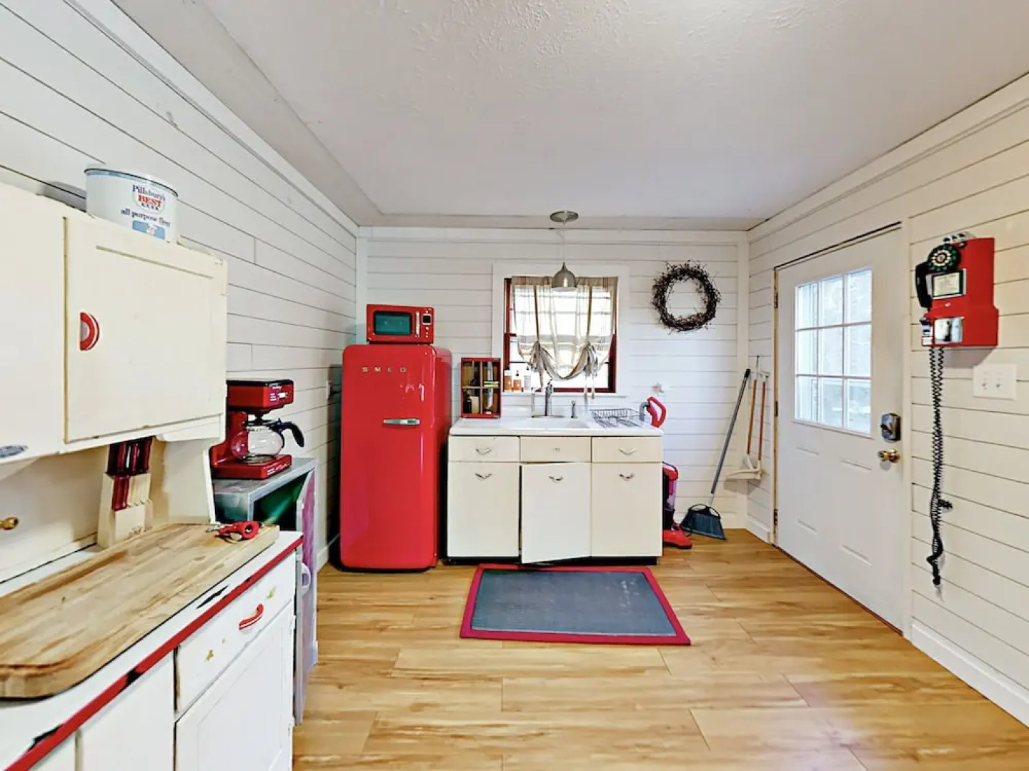 Retro-chic 1920s Bungalow - 2 Bedroom Cabin