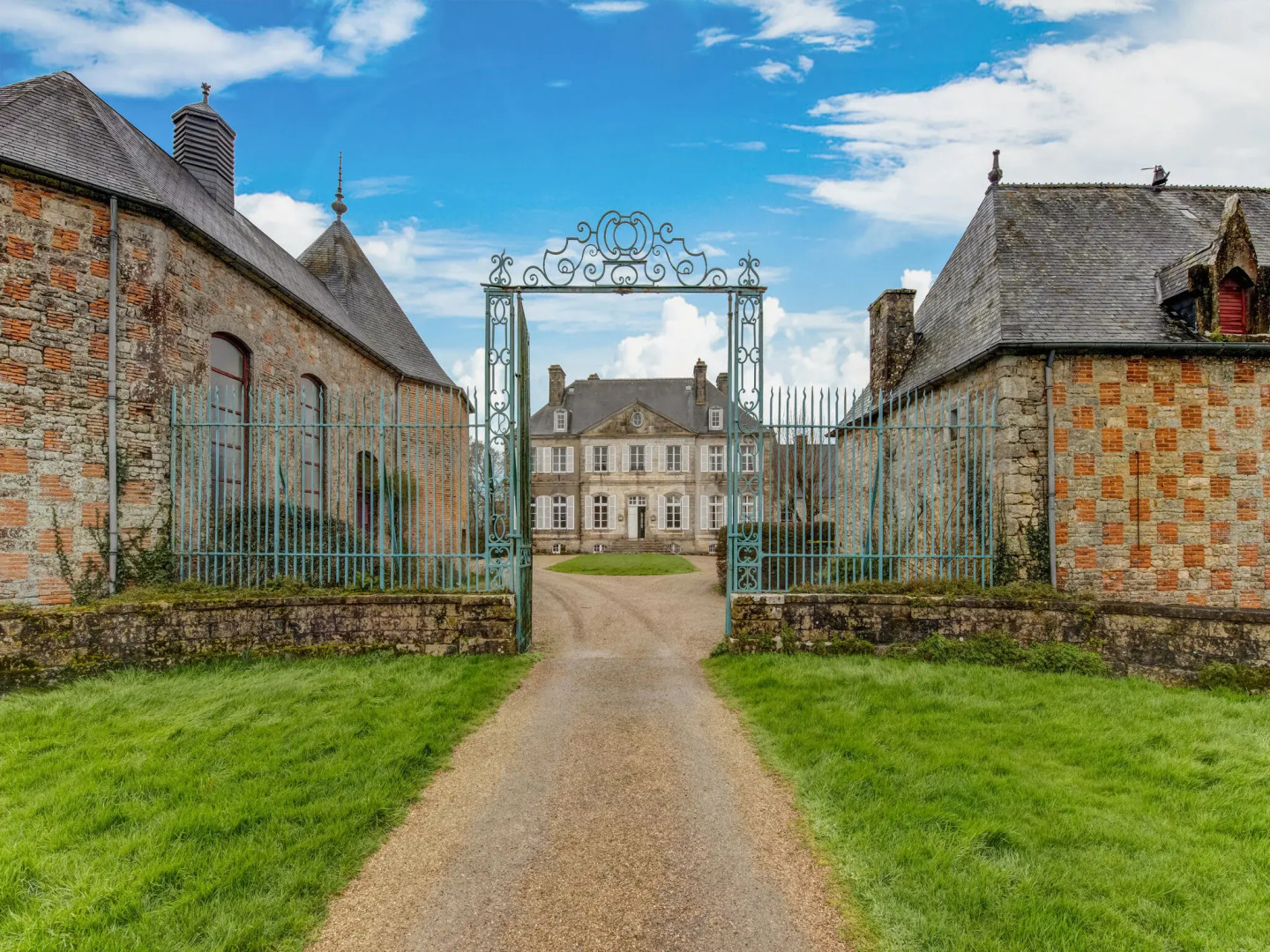 Pretty Holiday Home in Golleville with Private Garden