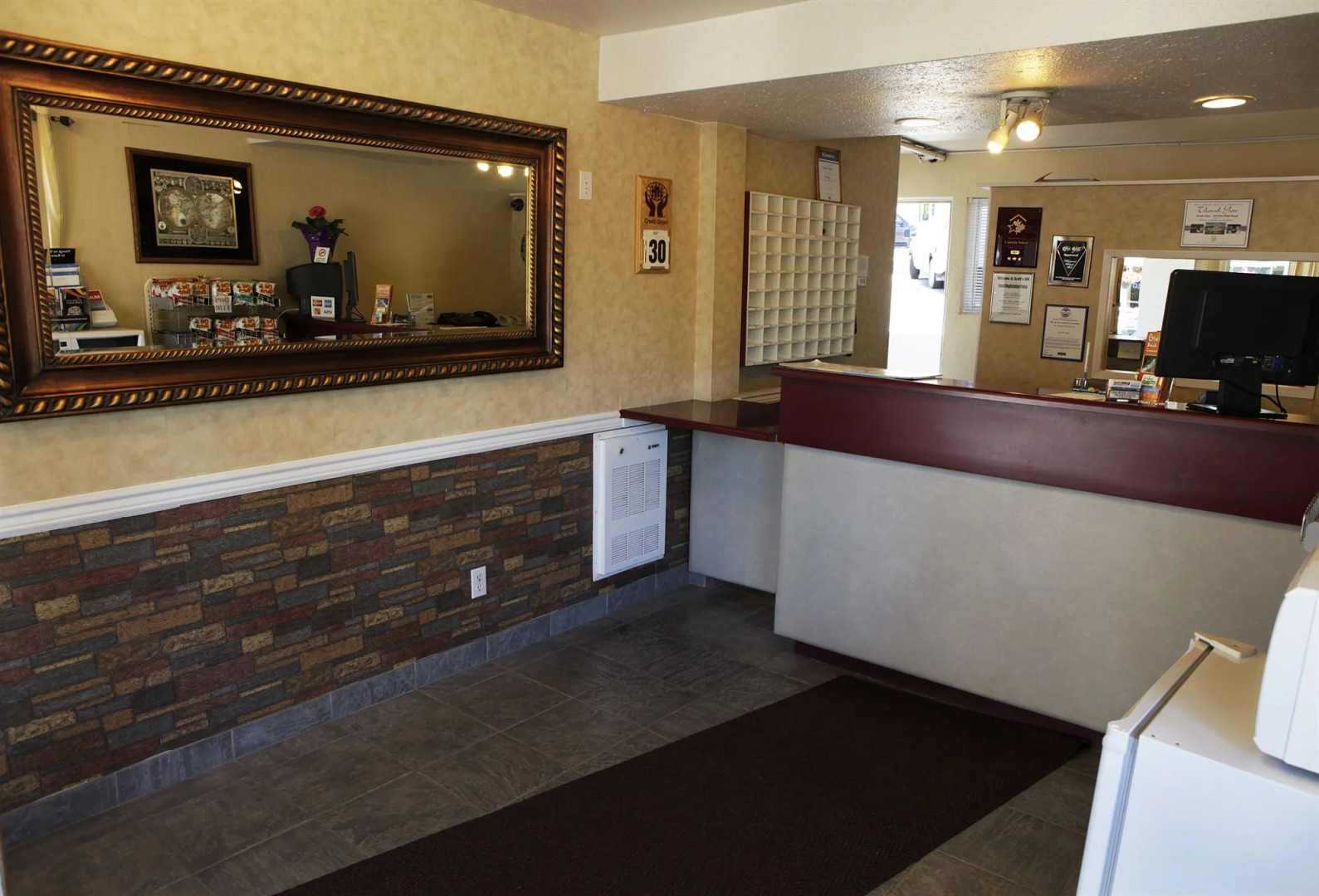 Scott's Inn and Suites