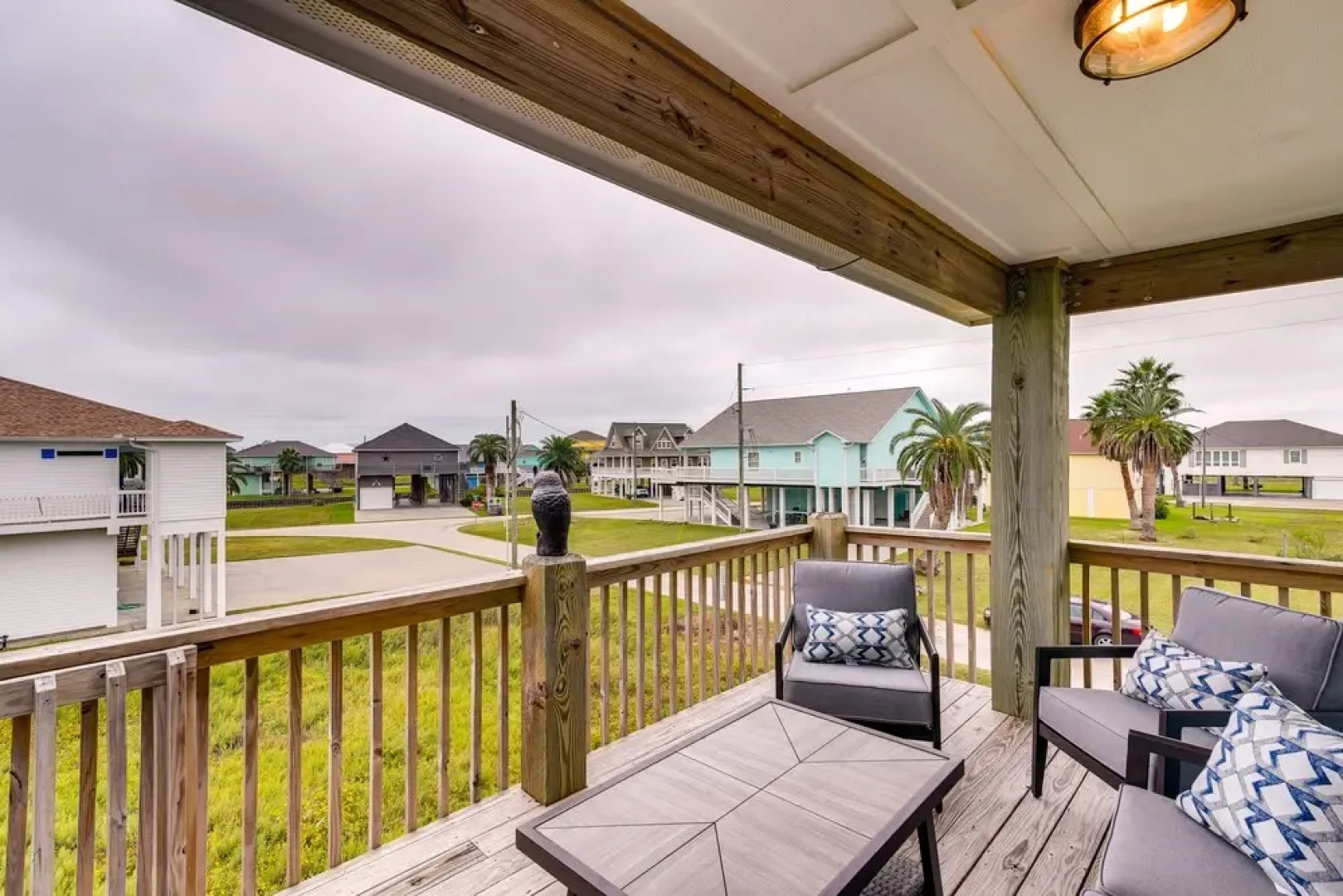 Chic Crystal Beach Home w/ Deck: Walk to the Ocean