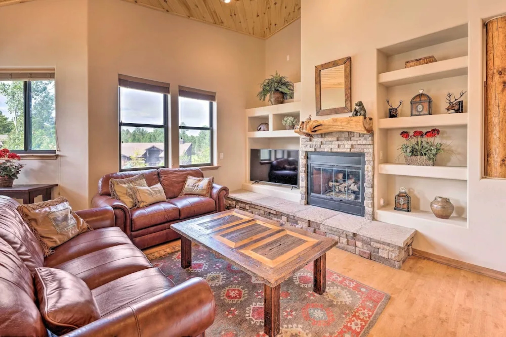 Unwind Fireside: Dog-friendly Show Low Townhome!