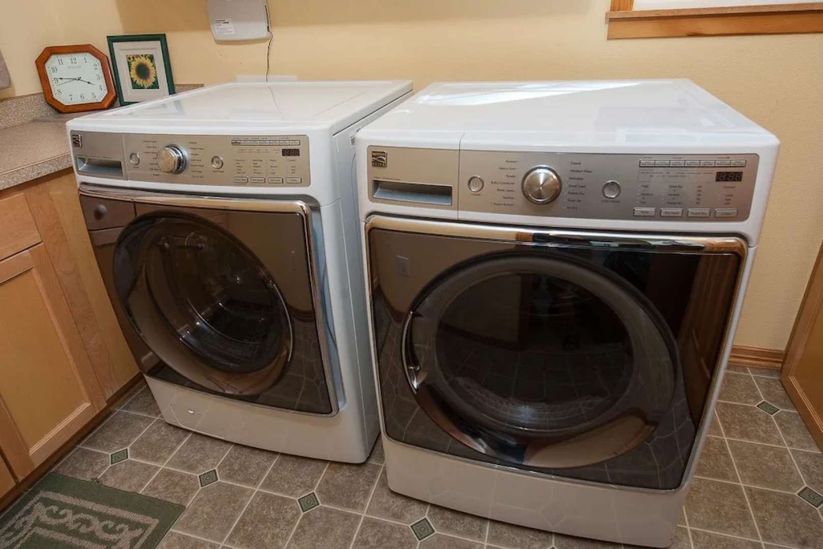 Sheltering Pines 4 Br cottage by RedAwning