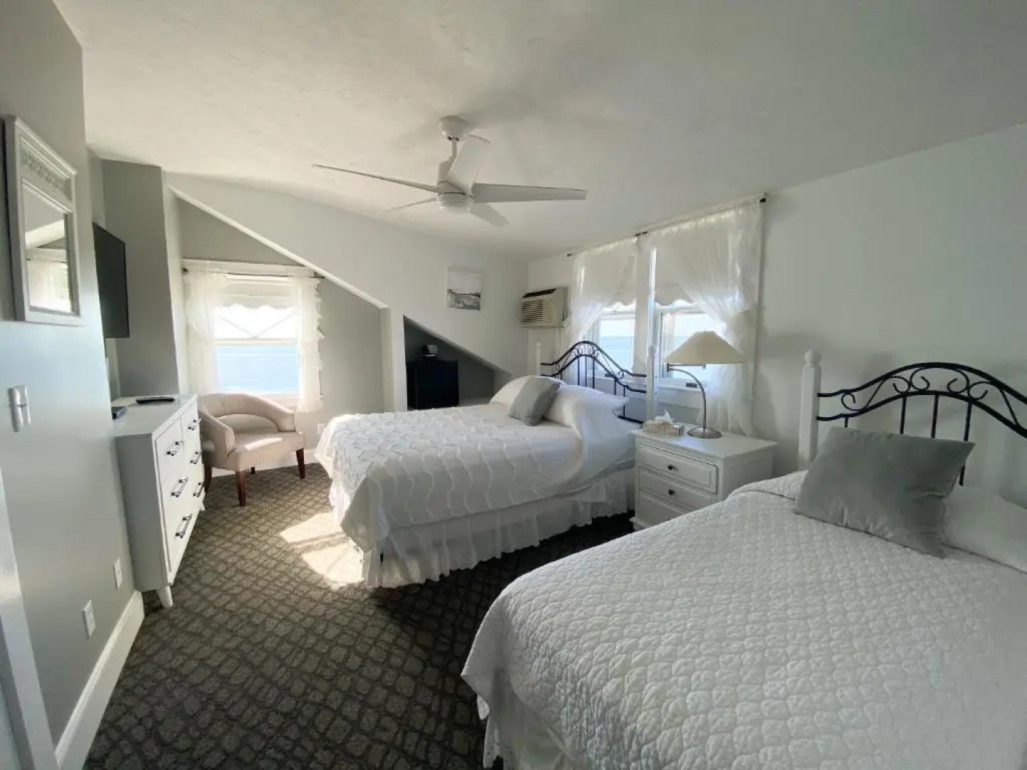 By the Sea Guests Bed & Breakfast & Suites
