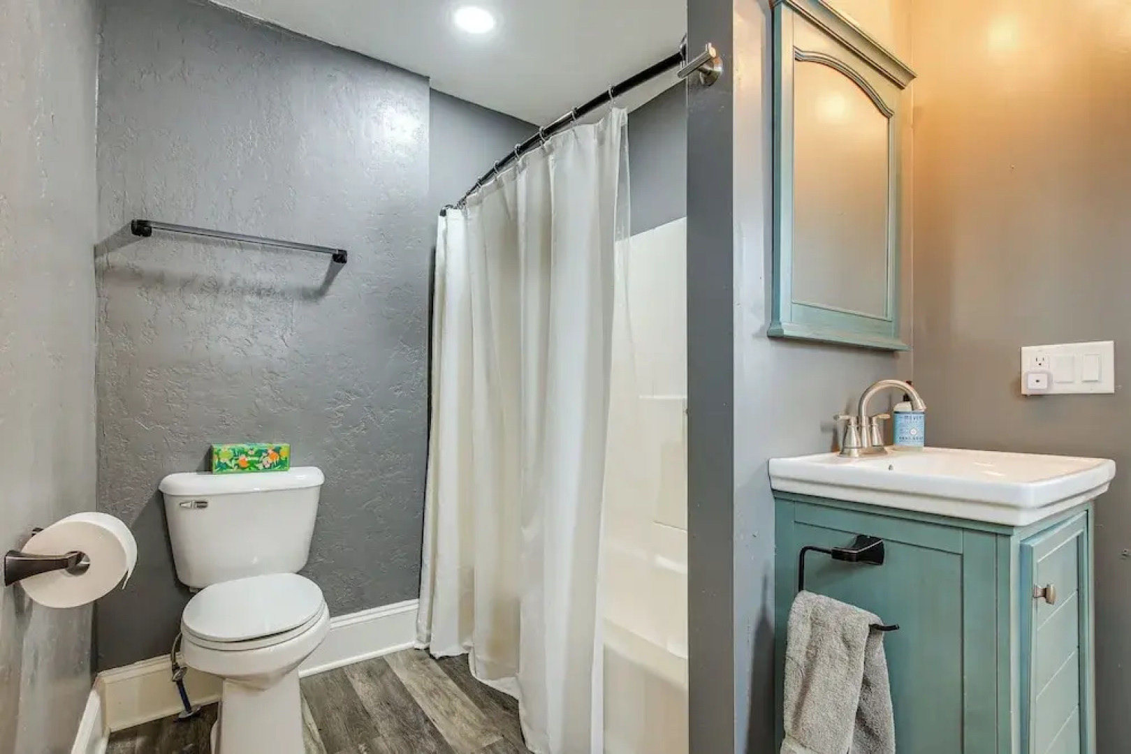 Walk to Dtwn Green Lake: Peaceful Getaway w/ Porch