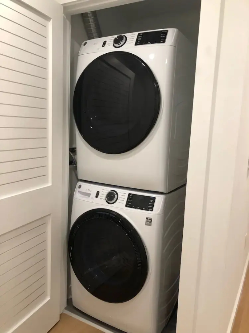 Stylish 2 BR w Roof Deck Access - Mins to NYC