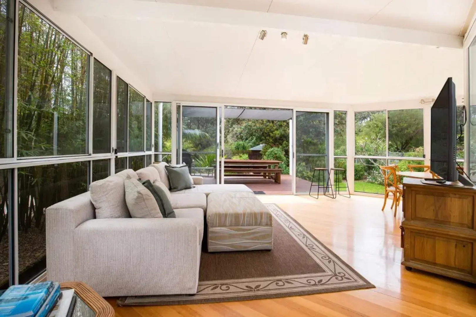 Maldas Retreat Pet Friendly Absolute Beachfront with Spa