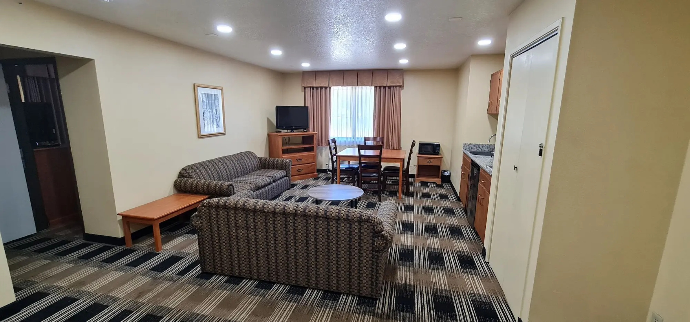 Oakridge Inn & Suites