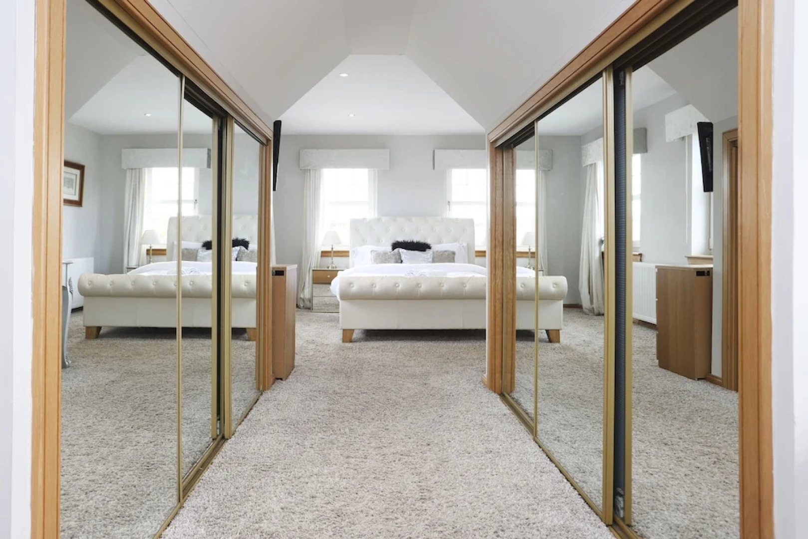 JOIVY Greenknowes Farmhouse Retreat 7 Bed With Hot Tub And Bar