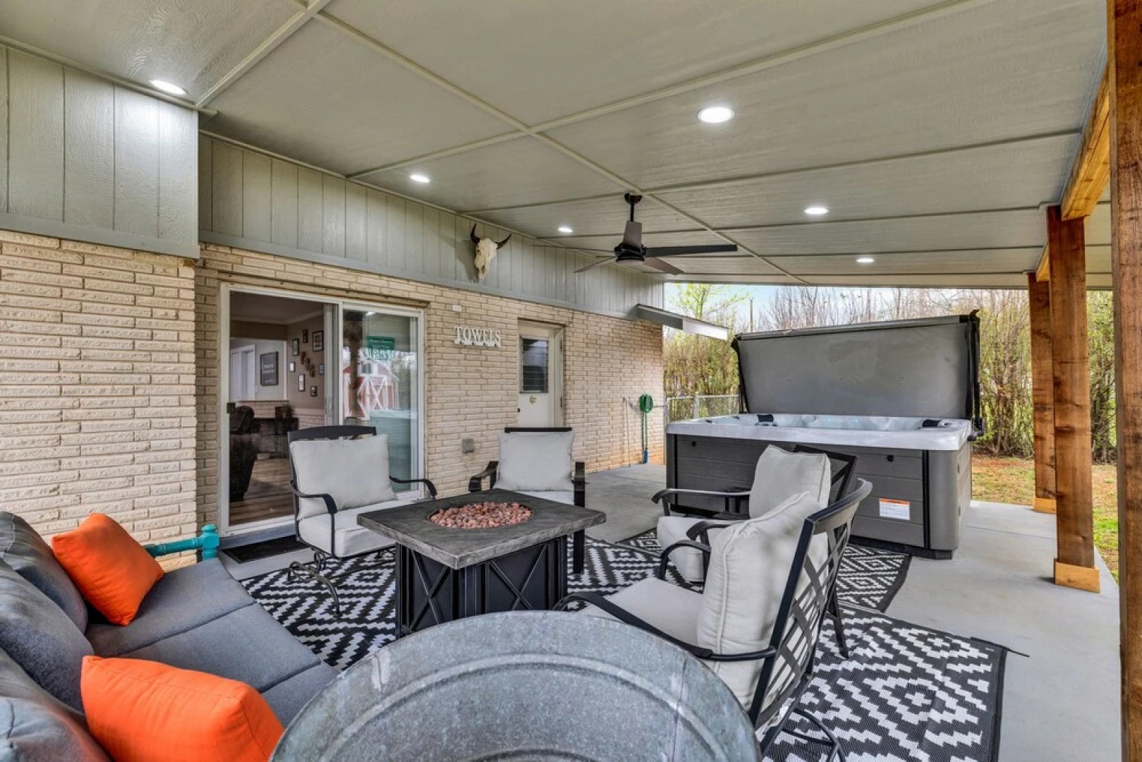 Charming Oasis Hot Tub & Fire Pit - 1mi to Dwntn