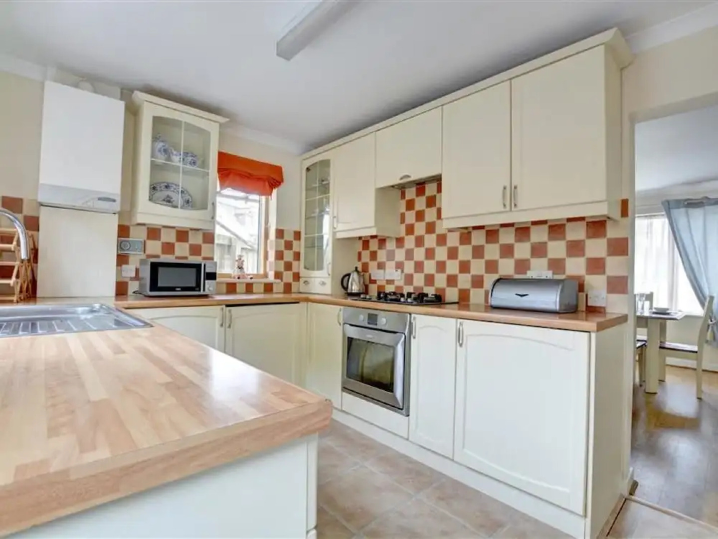 Comfortable Urban Residence Within Walking Distance of the City Centre and the Beach at Pembroke