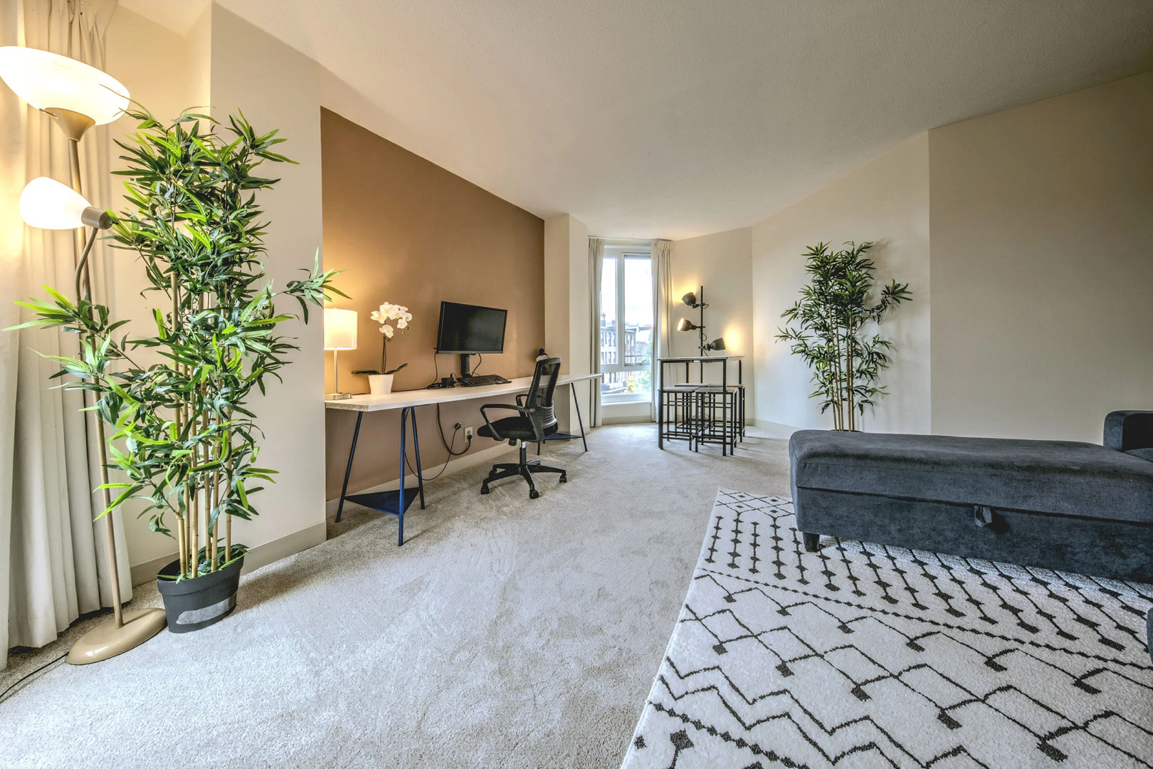 Bright Condo, Plenty of Room, Sleeps Upto 8