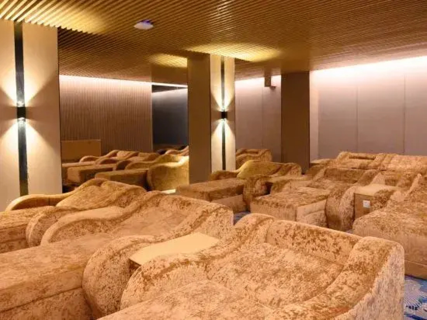 Lingyuan International Hotel