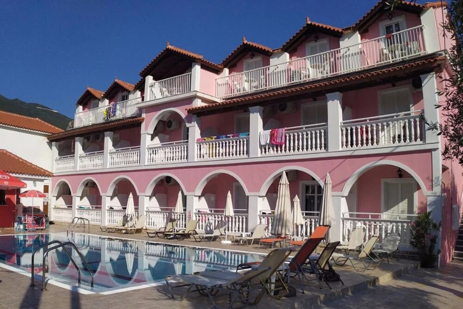 Giannis Pool Studios 1