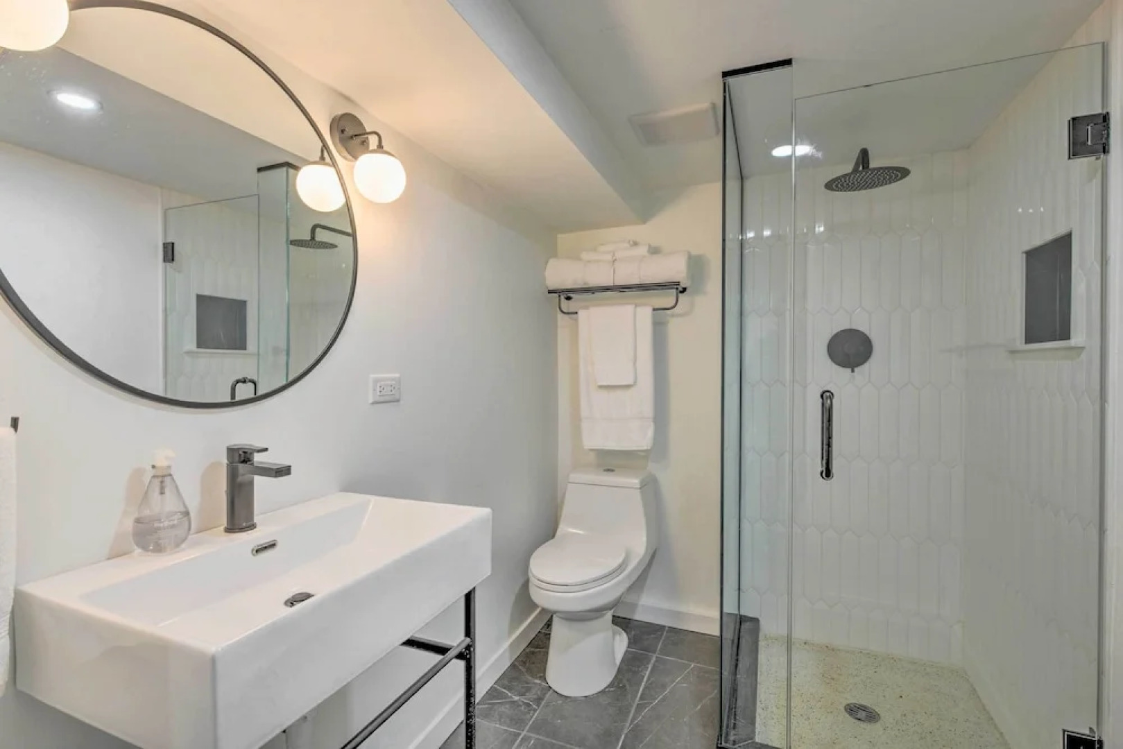 Spacious Oak Park Home, 11 Mi to Downtown Chicago!