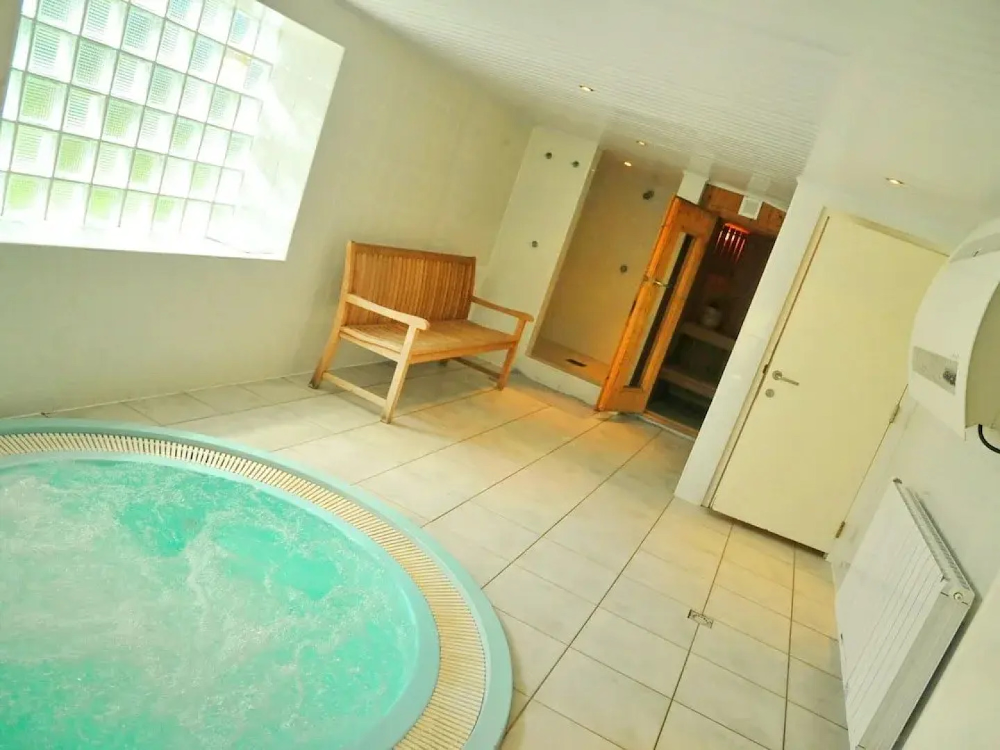 House in Noiseux With Bubble Bath & Garden