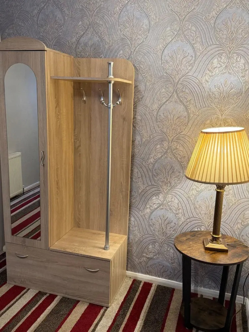 Smethwick - House - Sleeps 8 - Parking