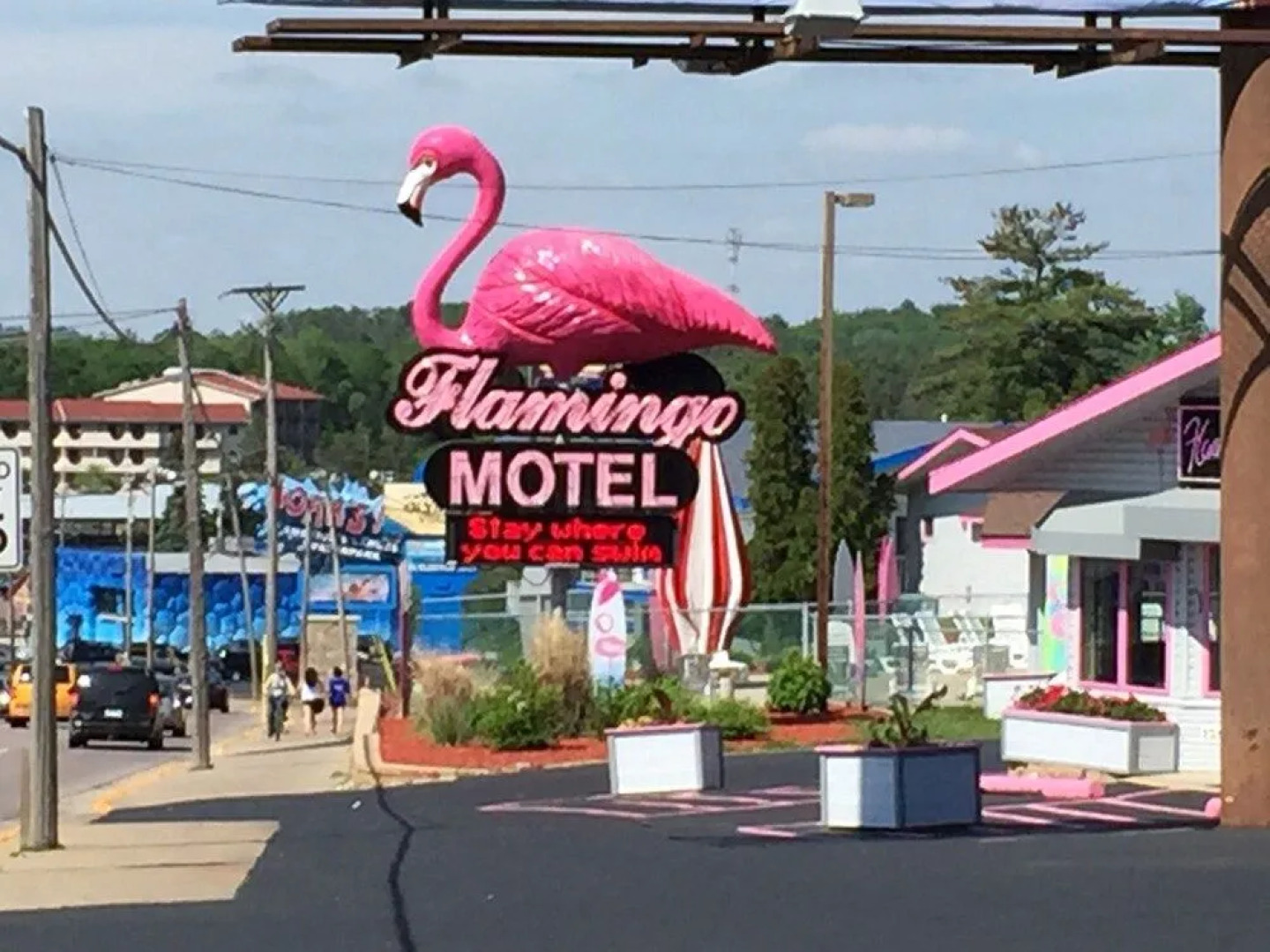 Flamingo Motel & Suites