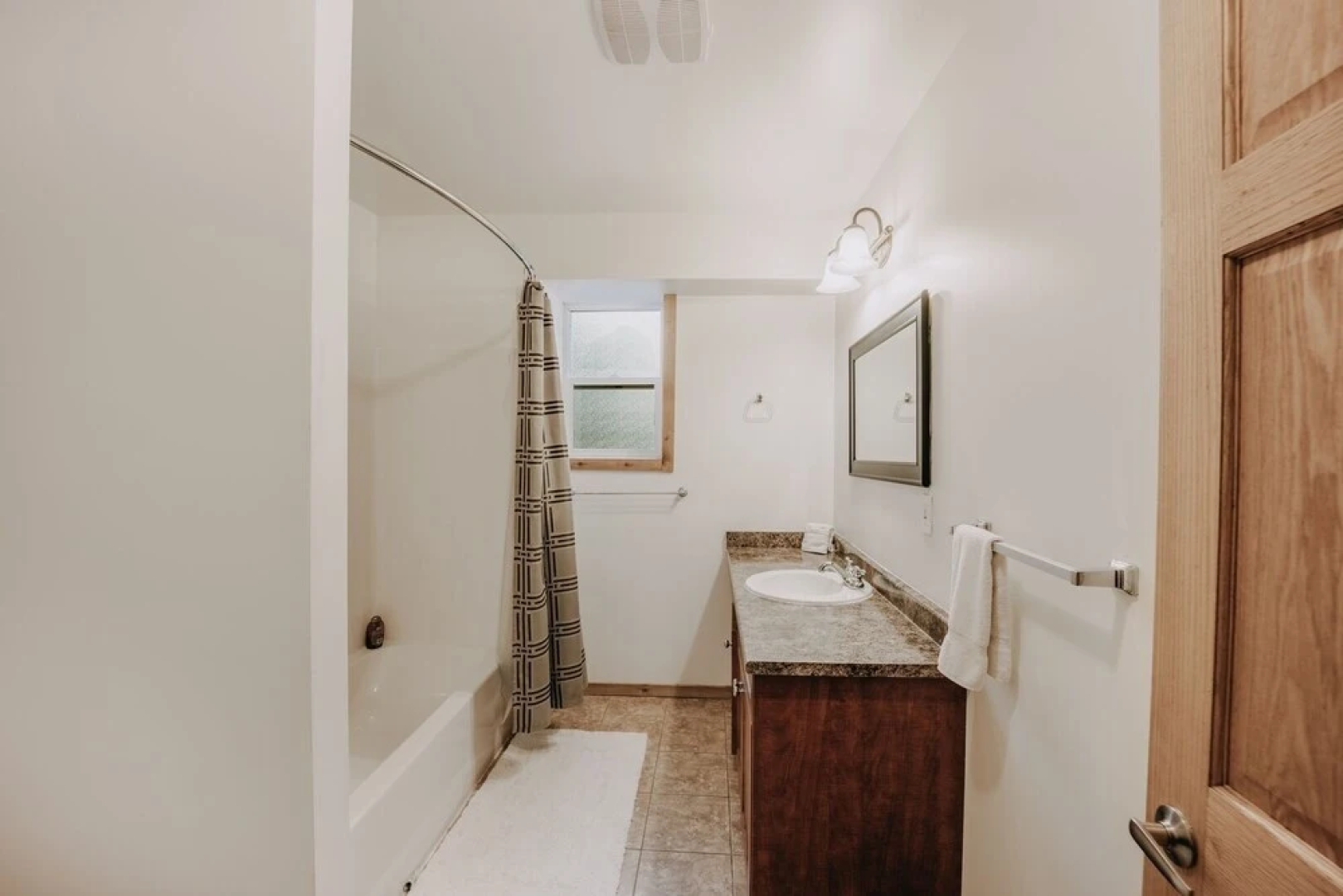 03mbh -12-bdrm - 3.5-bath - Wifi - Pets Ok - Sleeps 26 12 Bedroom Home by RedAwning
