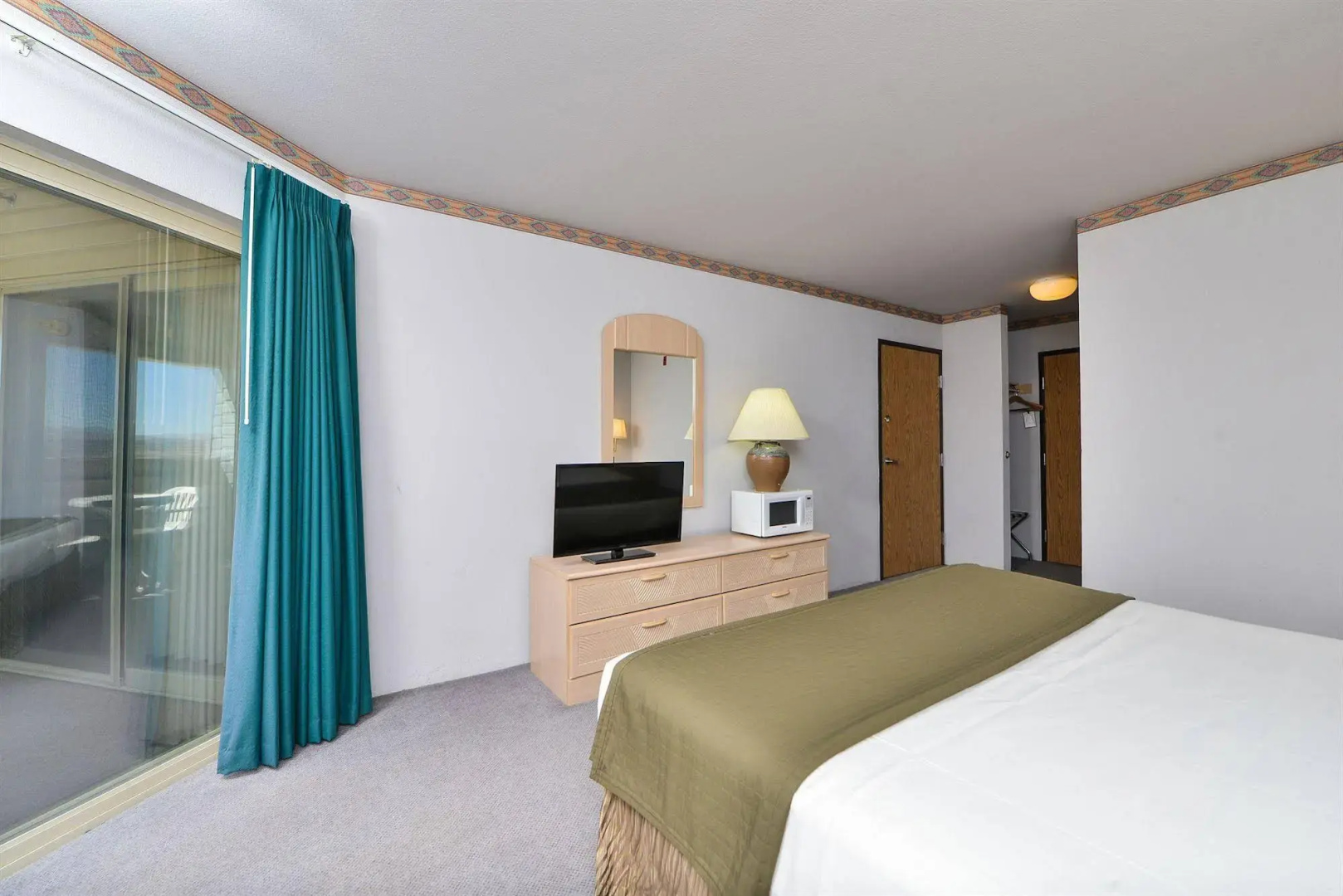 Econo Lodge Inn & Suites