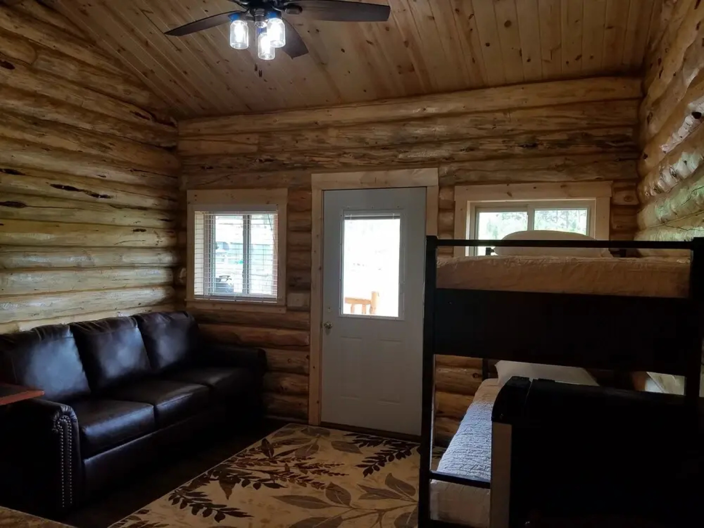 No Name City Luxury Cabins & RV