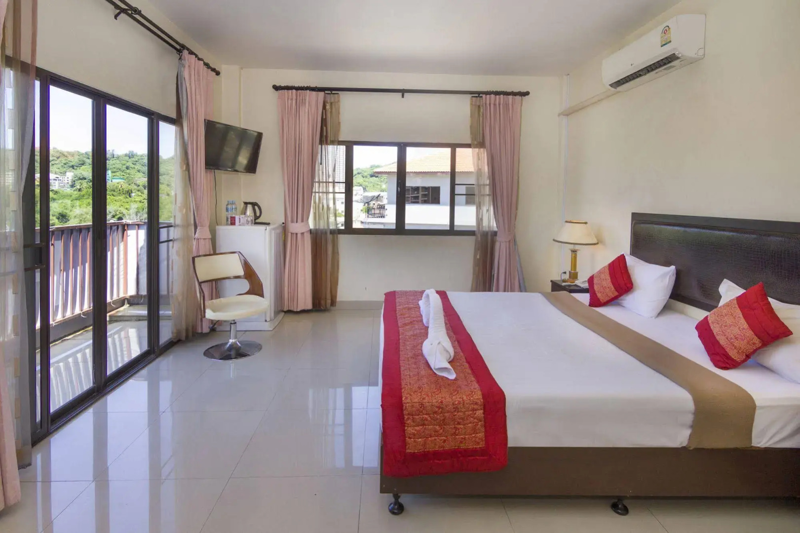 Royal Q&D Suites Hotel