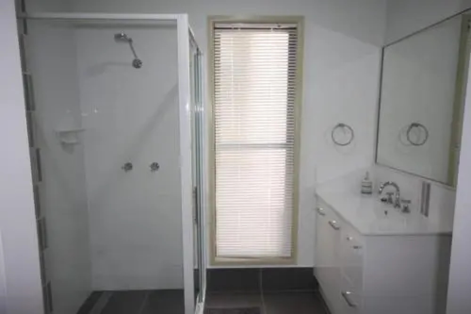 1 Naiad Court Lowset Family Home With Swimming Pool And Covered Deck. Pet Friendly