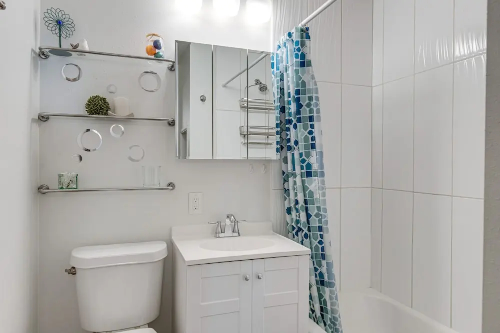 10 Mi to Dtwn Denver: Lakewood Home w/ Patio