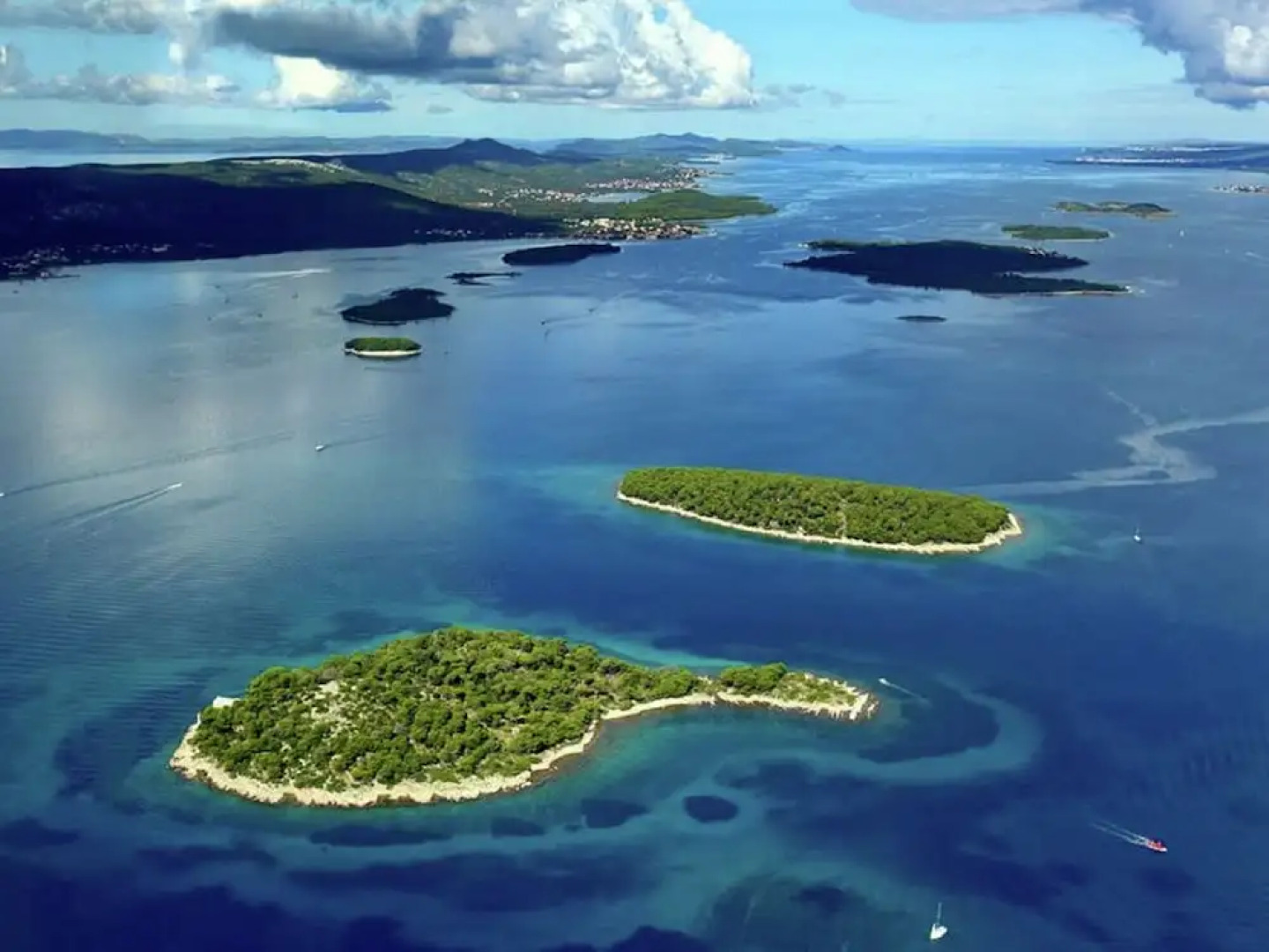 Spacious Apartment with Terrace in Banj