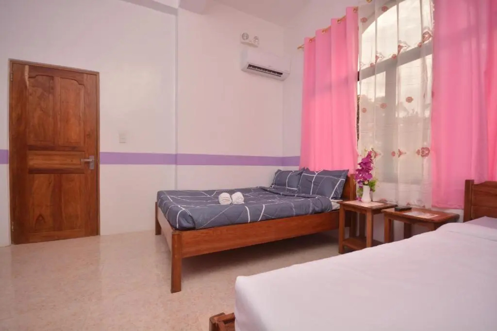 White Summerville Tourist Inn