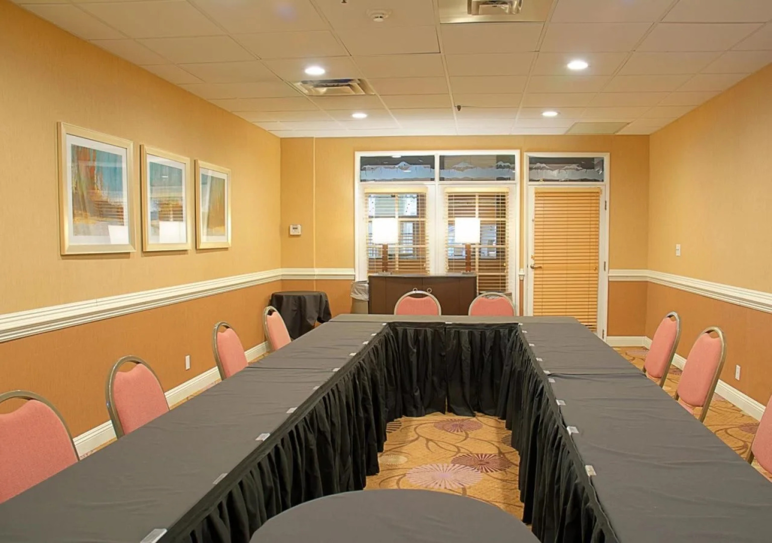 Hotel d’Lins Ontario Airport